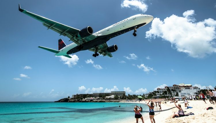 maho beach plane