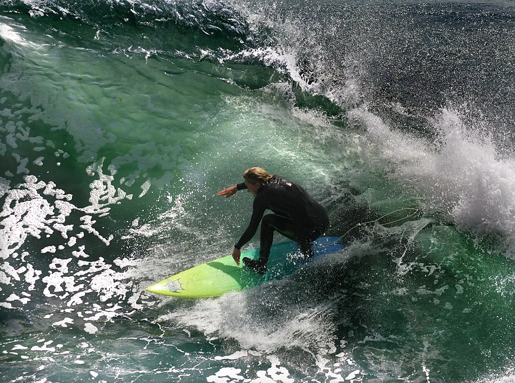 1024px California surfer inside wave
