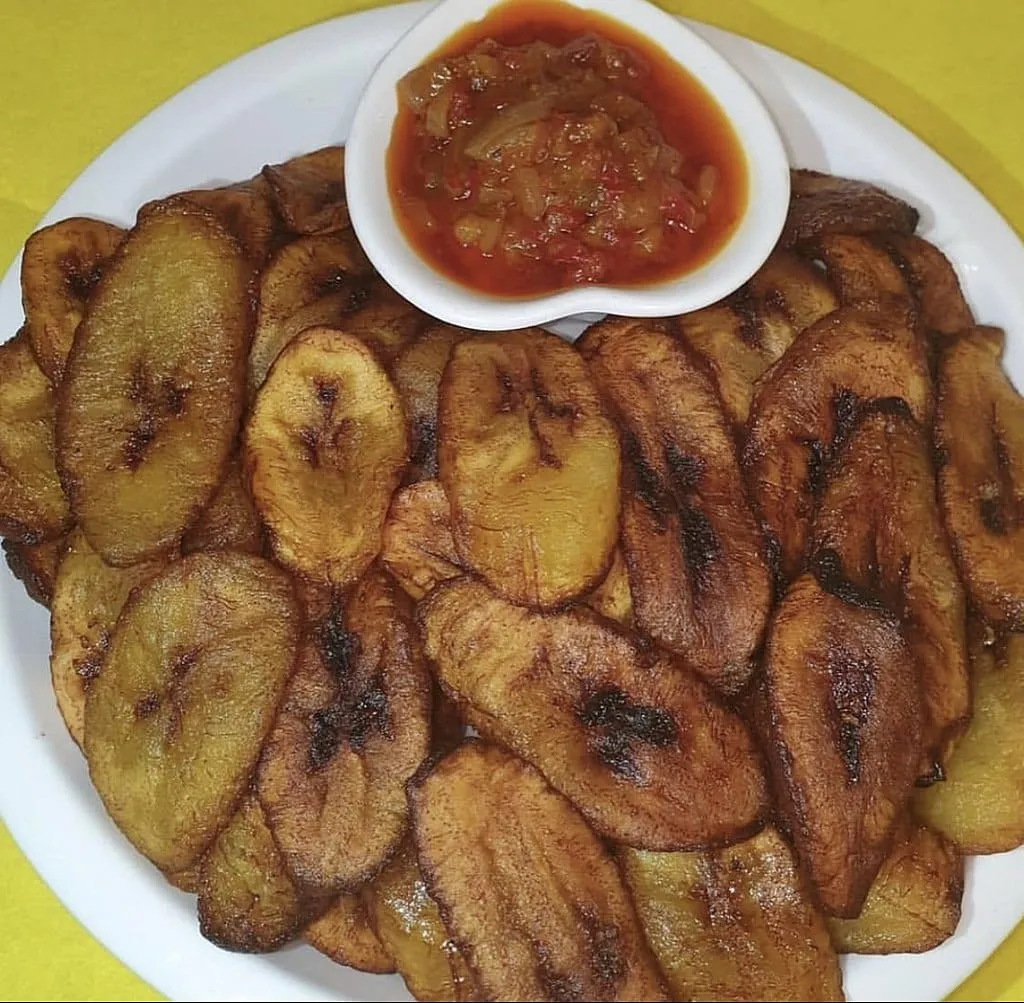 1024px Fried plantain with stew 1