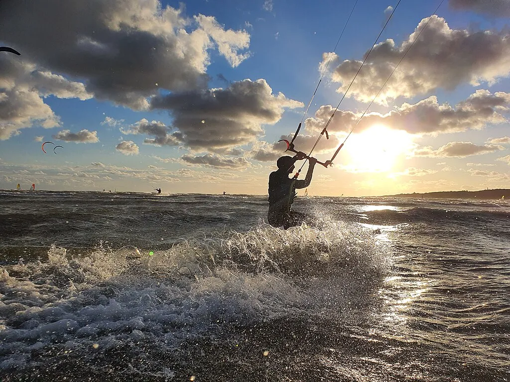 1024px Kitesurfing in Sweden