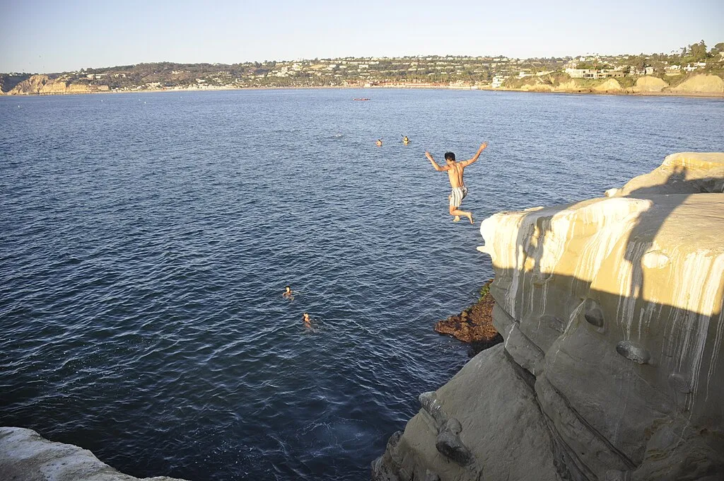 1024px La Jolla Cove cliff diving 03