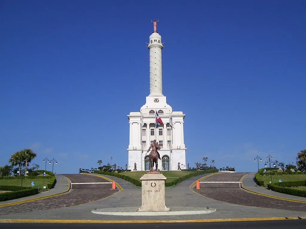 1024px Monumento a los heroes de la restauracion panoramio