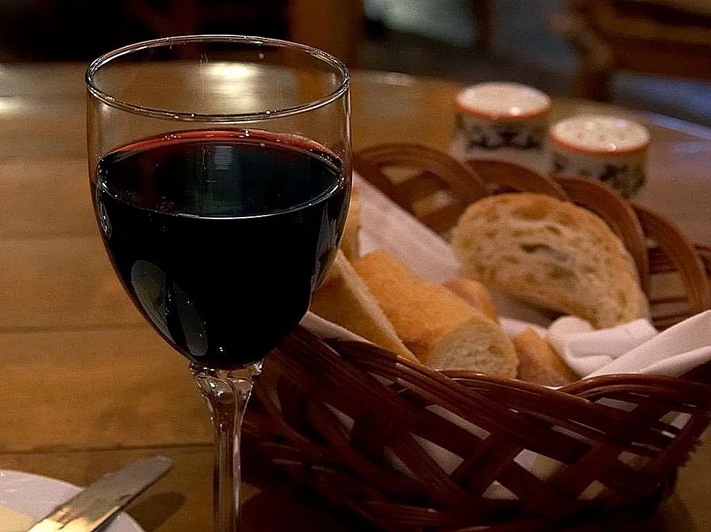 1024px Red wine in an Italian restaurant