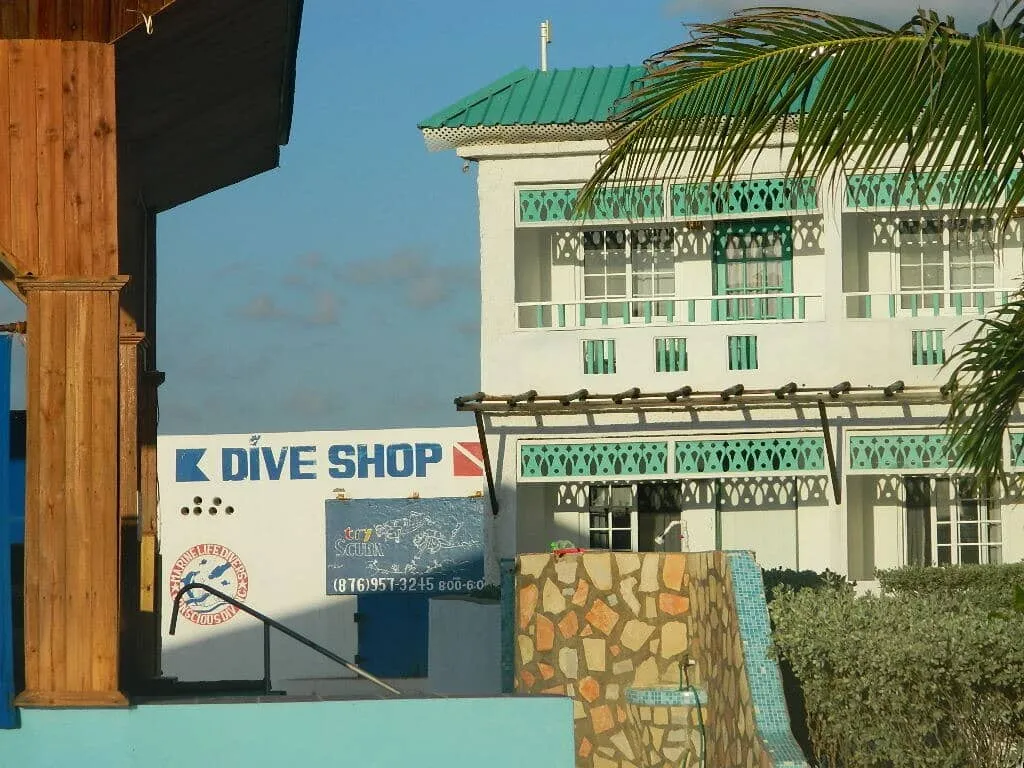 1024px Dive shop