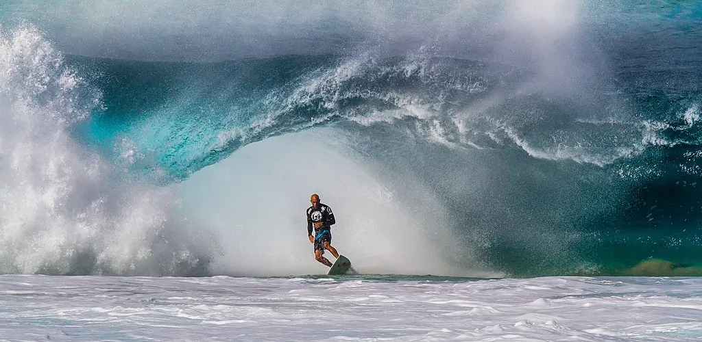 1024px Escaping the jaws of a Banzai Pipeline wave cropped