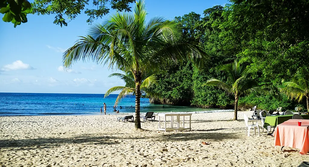 1024px Frenchmans Cove 32306710322