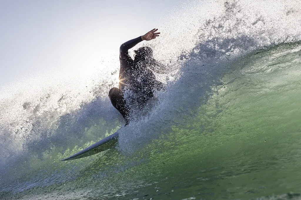 1024px Henry Espinoza Panta smashing a wave at Lobitos