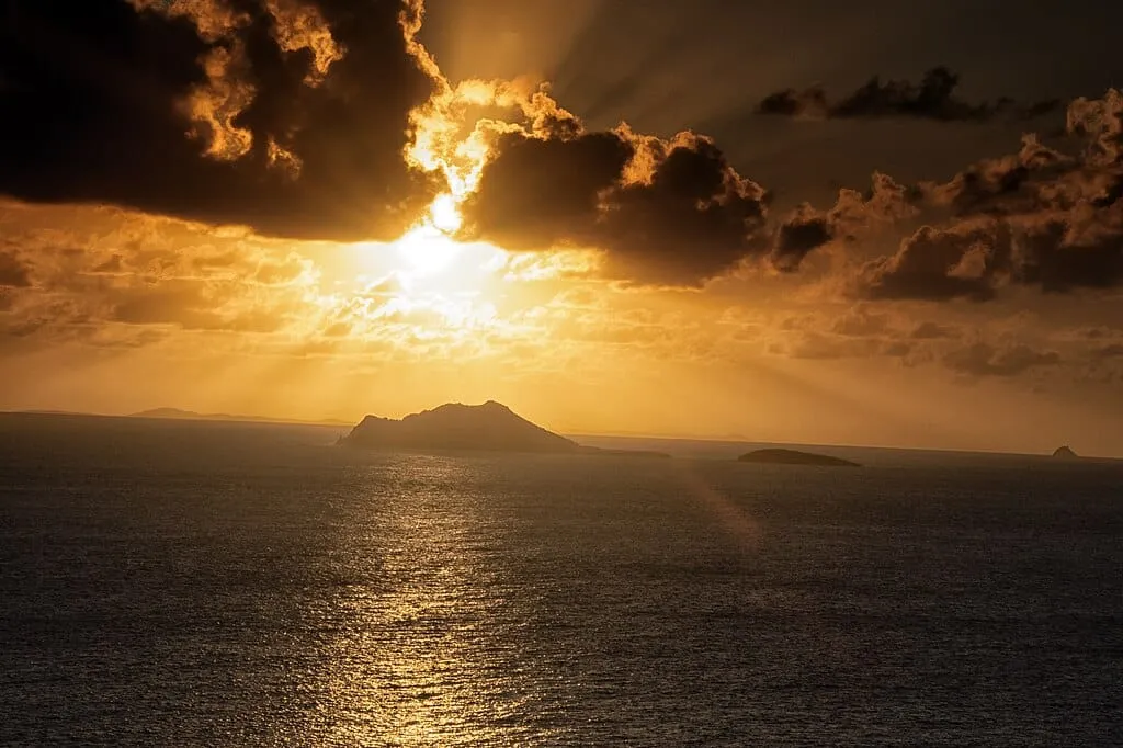 1024px Saba Island and Turtledove Cay at sunset