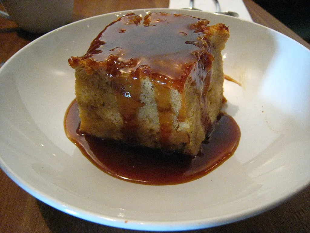 1024px Banana foster bread pudding 01
