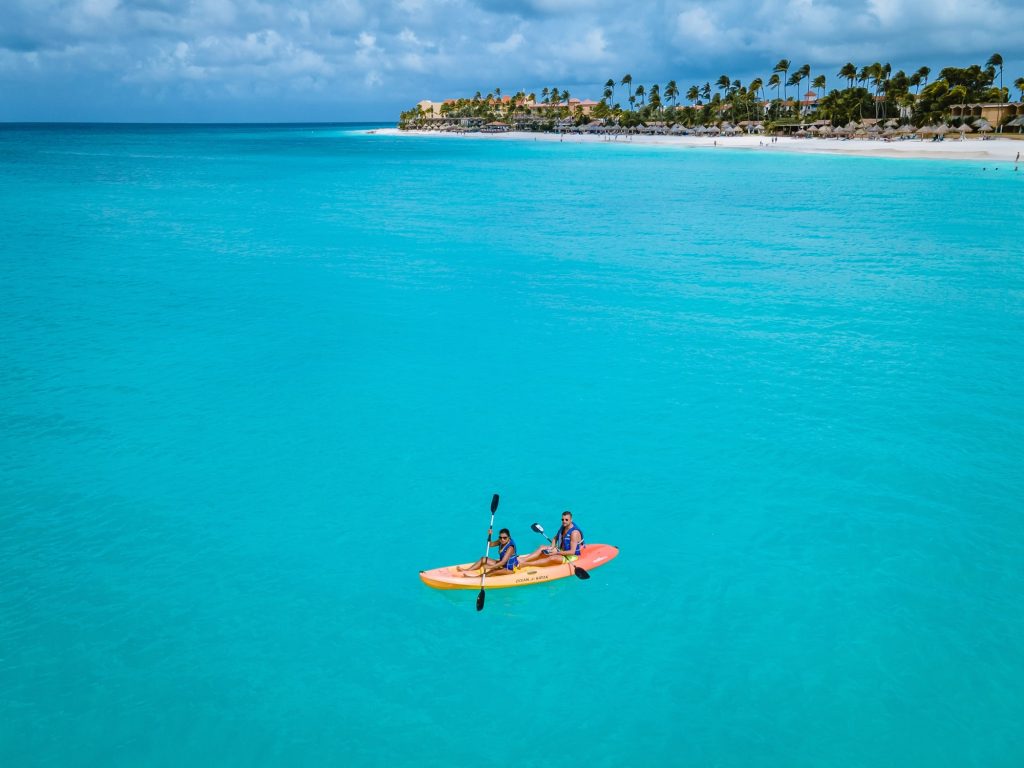 couple kayaking on eagle beach aruba